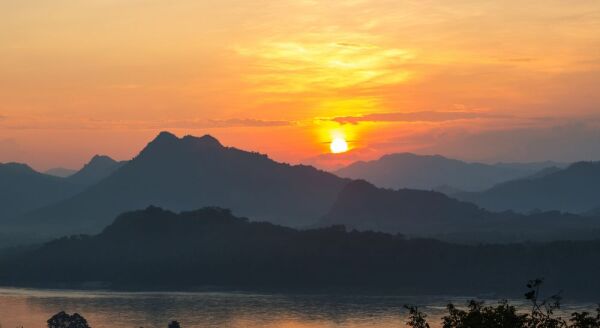Tag 3: Luang Prabang – Stadtrundfahrt – Kuang-Si-Wasserfall – Sonnenuntergangs-Kreuzfahrt mit Abendessen (F/A)