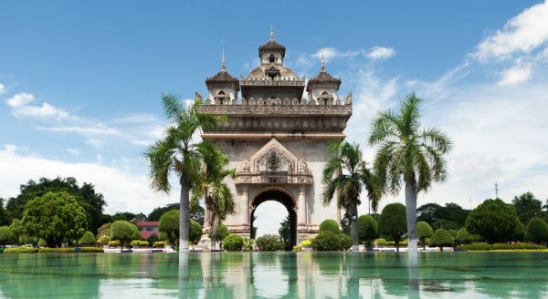 Tag 6: Vang Vieng – Vientiane mit dem Zug – Stadtrundfahrt (F)