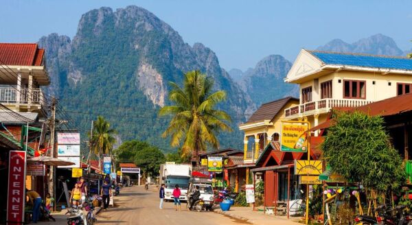 Tag 4: Luang Prabang – Vang Vieng mit dem Schnellzug – Tham-Jang-Höhle & Blue Lagoon (F)
