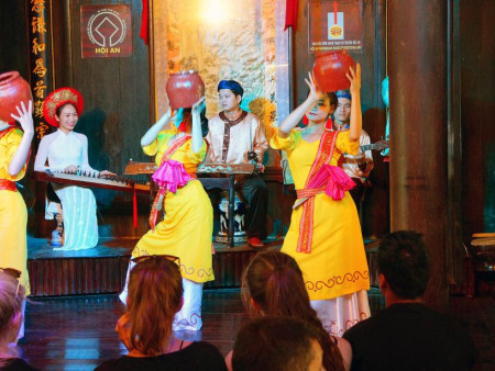 Kultur erleben mit einem Künstler der traditionellen Musik Vietnams