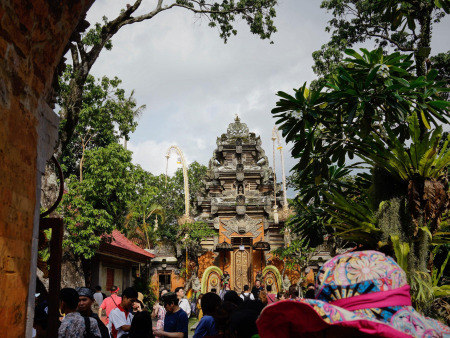 Bali erhebt von ausländischen Touristen eine Gebühr von 10 US-Dollar für Abfallmanagement und kulturelle Erhaltung.
