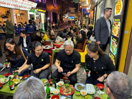 Der CEO von Nvidia erkundet die vietnamesische Kultur und die Köstlichkeiten der Straßenküche in Hanoi.