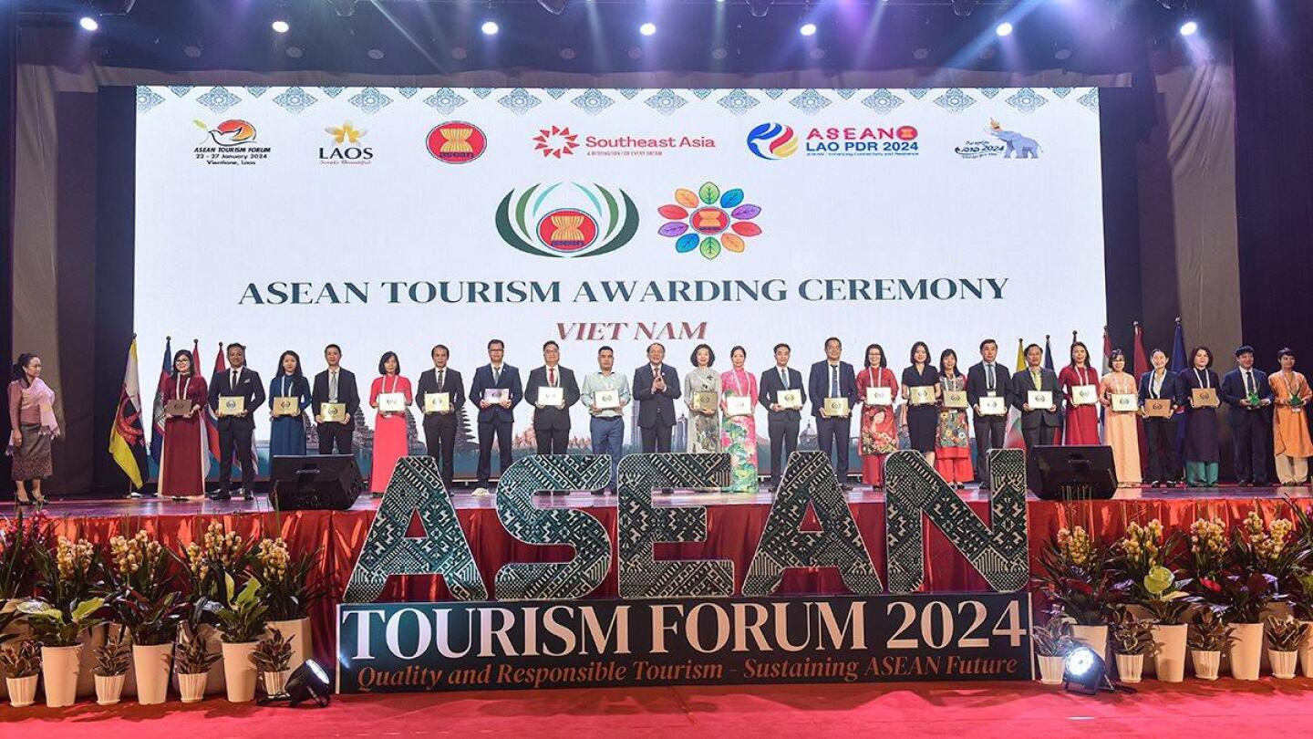 Die Thang Long Kaiserliche Zitadelle und das alte Dorf Duong Lam haben den ASEAN Tourismuspreis 2024 gewonnen.