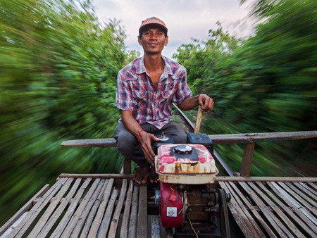Spuren des Triumphes: Erkundung der ikonischen Bambusbahn von Battambang