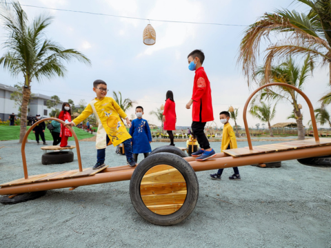 Spielplatz-Projekt mit der lokalen Gemeinschaft